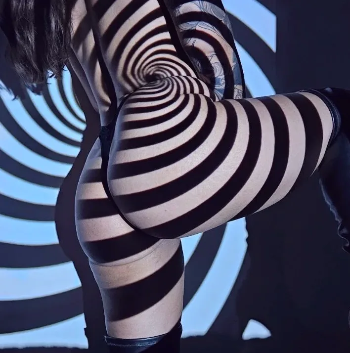 Mia, 33